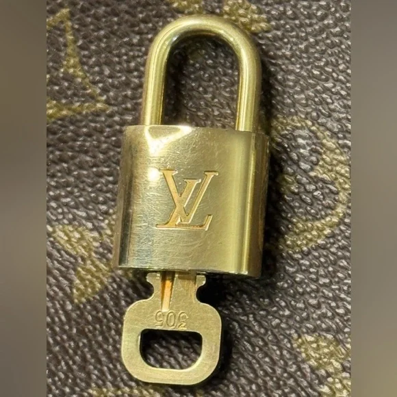 LOUIS VUITTON #305 LOCK & KEY 🔐 - Picture 4 of 4
